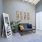 Peaceful, Spacious & Stylish, A Real Home! Дом отдыха *