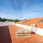 Peaceful, Spacious & Stylish, A Real Home! Дом отдыха *