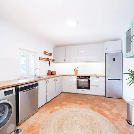 Vakantiehuis Peaceful, Spacious & Stylish, A Real Home! *