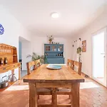 Peaceful, Spacious & Stylish, A Real Home! Semesterbostad *