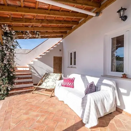 Peaceful, Spacious & Stylish, A Real Home! Semesterbostad *